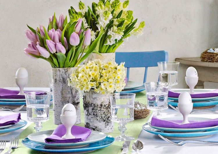 Påskdekoration med blommor bords-tulpaner-hyacinter-mini-påskliljor-björkbark-panel
