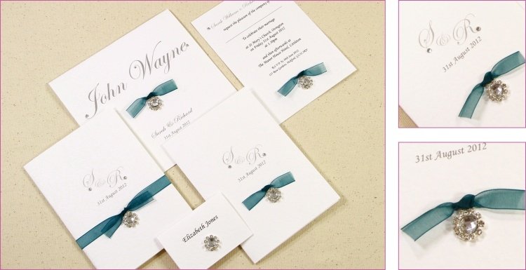 inbjudningskort-bröllop-kreativa-idéer-handgjorda-smycken-vit-kartong-band-blå