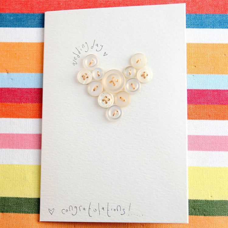 inbjudningskort-bröllop-kreativa-idéer-handgjorda-knappar-vit-liten-sömnad