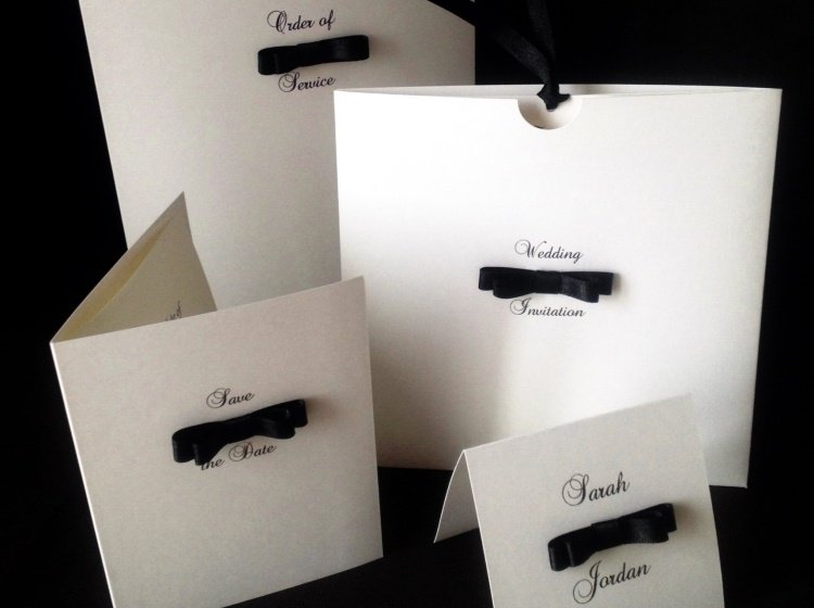 inbjudningskort-bröllop-kreativa-idéer-handgjorda-svart-vit fluga-liten