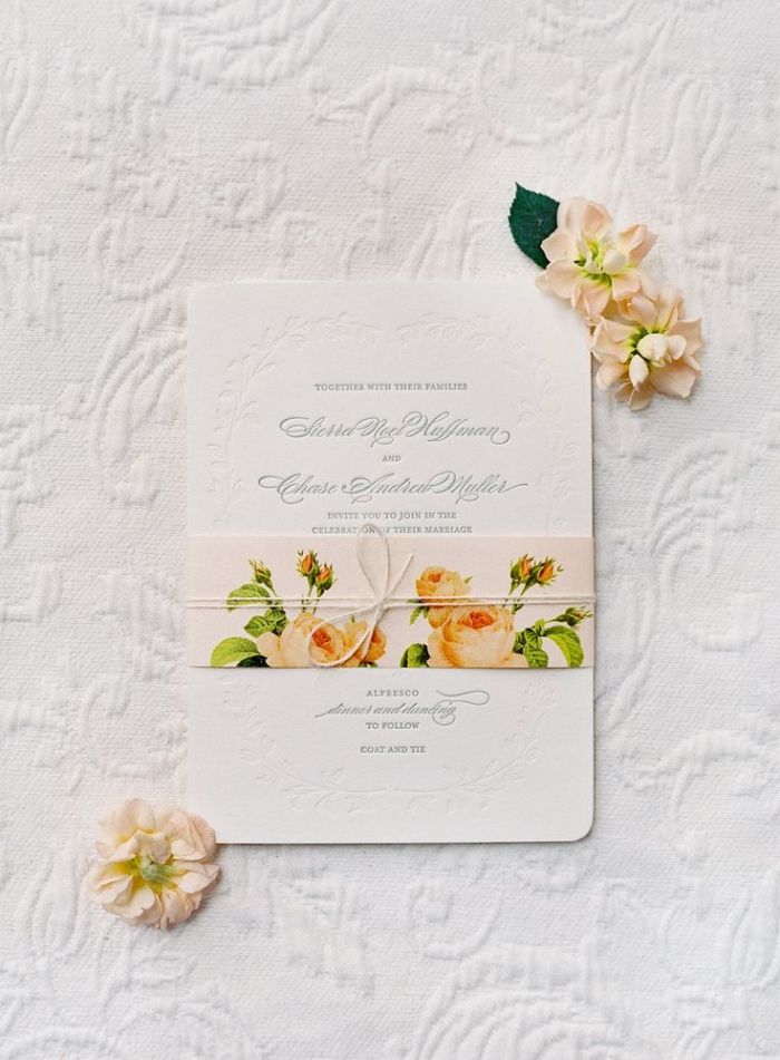 inbjudningskort-för-bröllop-idé-klassisk-design-med-blommor