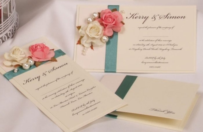 inbjudningskort-för-bröllopet-klassisk-design-pärla-blomma-dekoration