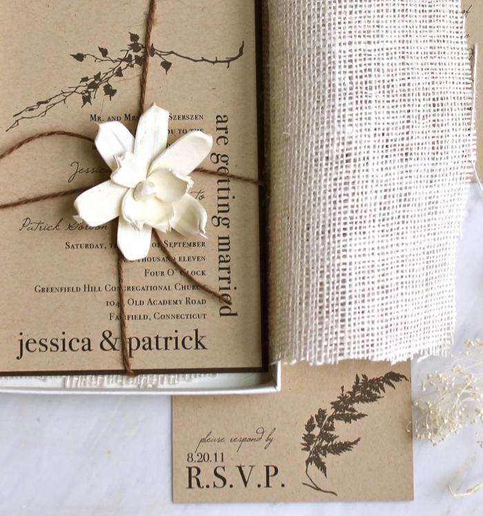 inbjudningskort-till-bröllopet-rustika-bröllop-blommor-dekoration