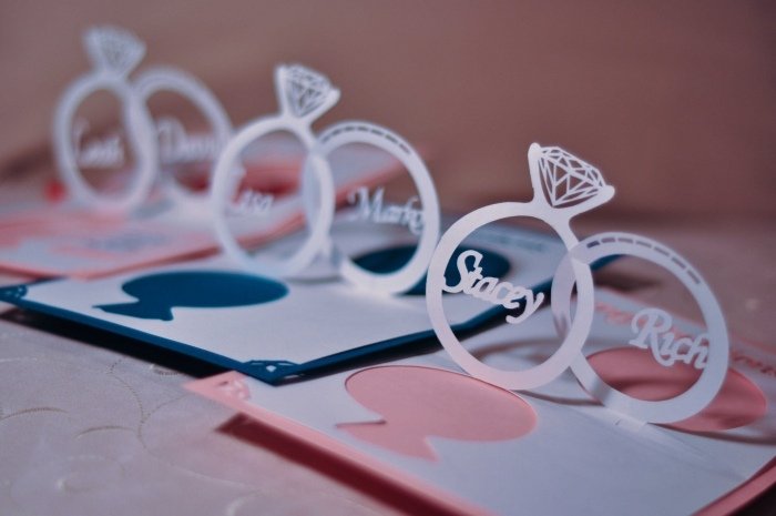 bröllopsinbjudningskort-3d-vigselringar-namn-idéer