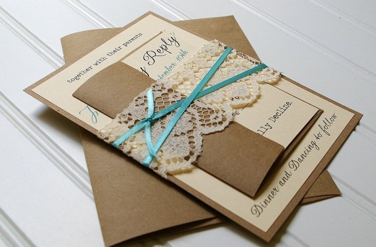 inbjudningskort-bröllop-kreativa-idéer-handgjorda-spets-brunt-papper-band-blå