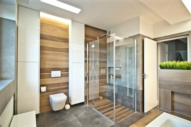 modernt-badrum-glas-dusch-walk-in-brickor i trä-look-mtt-grå