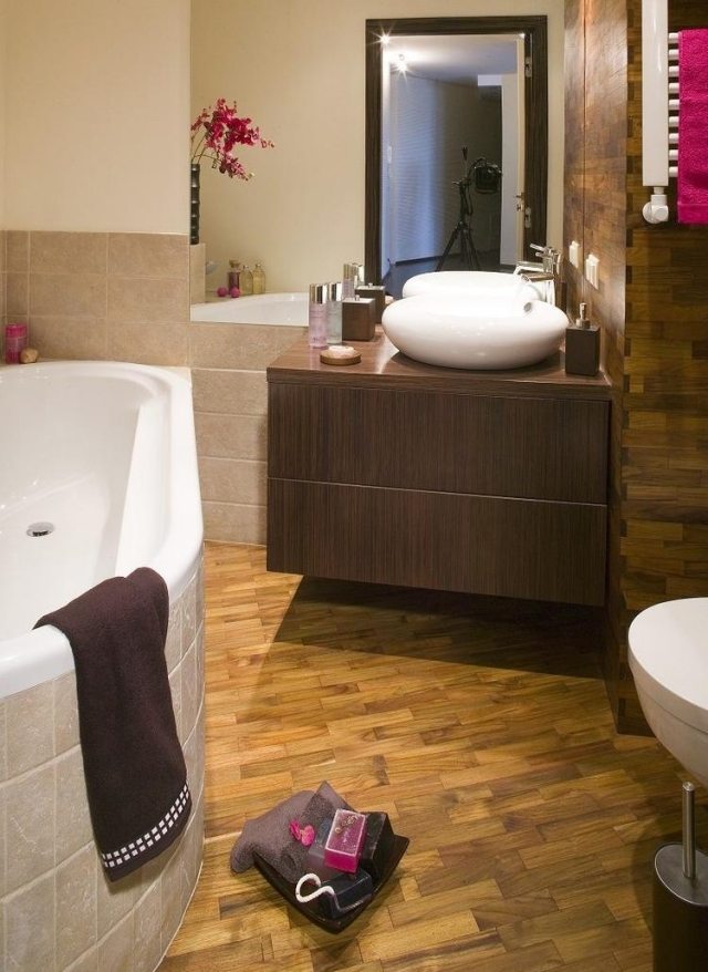 litet-badrum-badkar-golv-vägg-kakel-trä-ser-runt-diskbänk