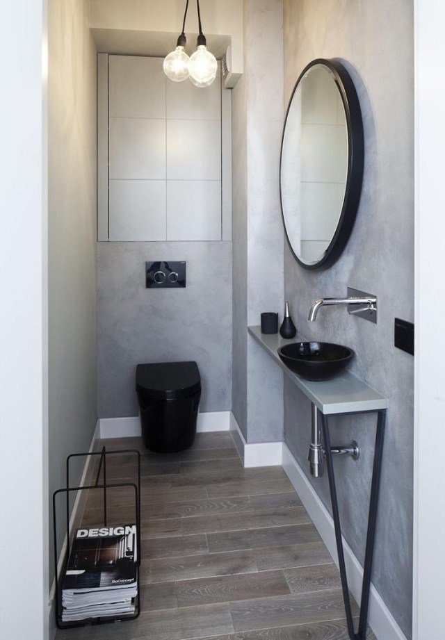 små-badrum-moderna-golvplattor-trä-ser-grå-vägg-färg-svart-sanitära-föremål