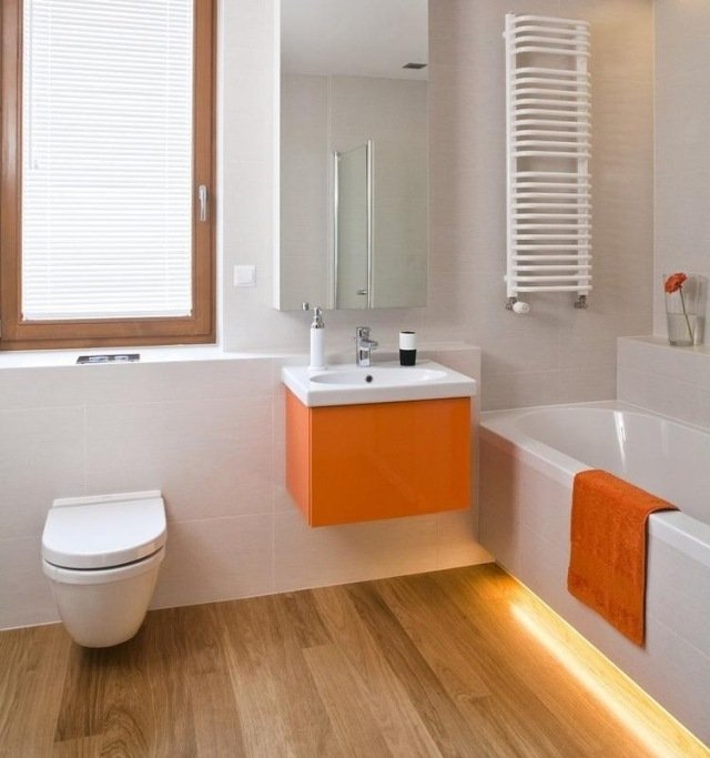 modernt-badrum-badkar-led-remsa-golv kakel-trä-look-orange-fåfänga enhet