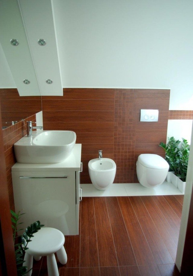 badrum-sluttande takpannor-trä-ser-keramik-sanitära föremål
