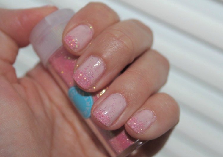Spikmotiv-gör det själv-nageldesign-rosa-glitter-instruktioner