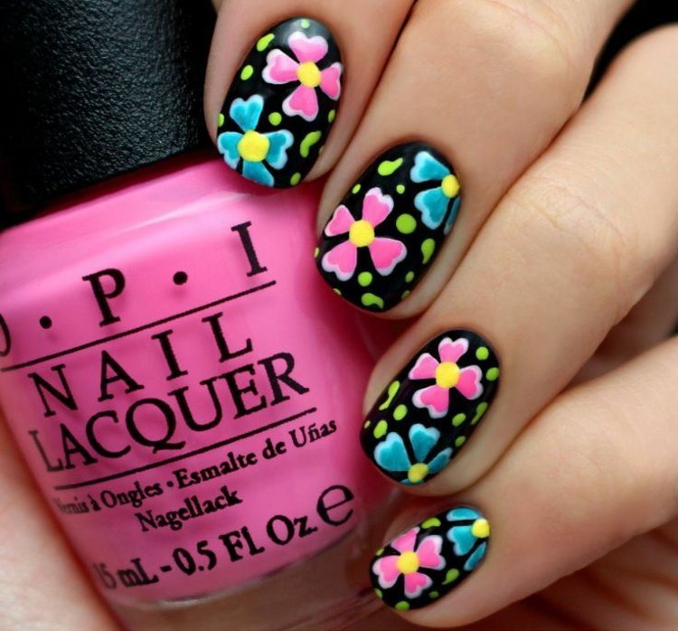 nagelmotiv för att göra dig själv svart nagellack färgglada blommor