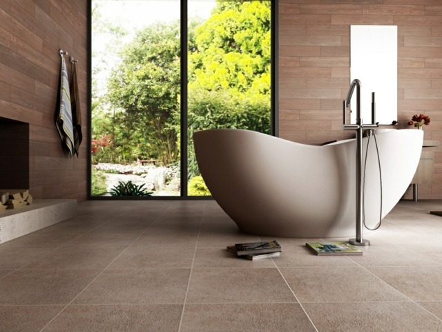 Eldstad-i-badrummet-vägg-med-trä-look-golv-kakel-med-struktur-asymmetriska-badkar