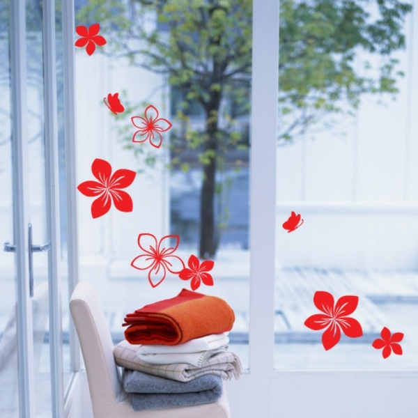 Applicera motiv på väggdekaler på orange fönster