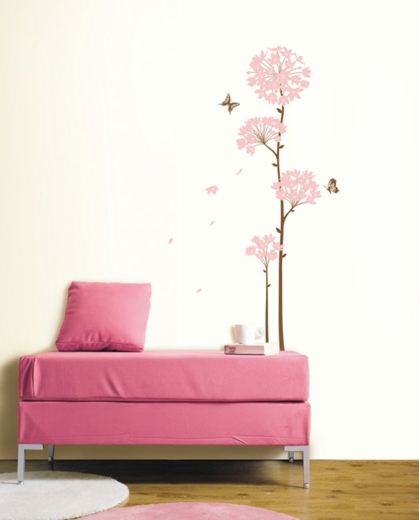 Rosa stenblommor dekorerar det lilla vardagsrummet