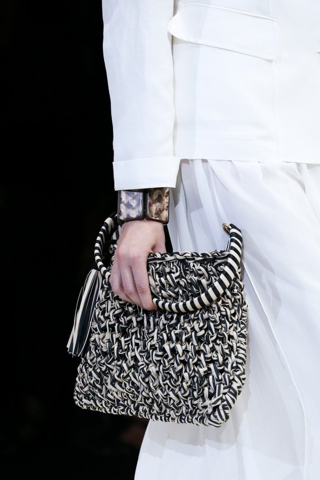 Handväska-Giorgio-Armani-klassisk-feminin-stickad-look-svart-vit
