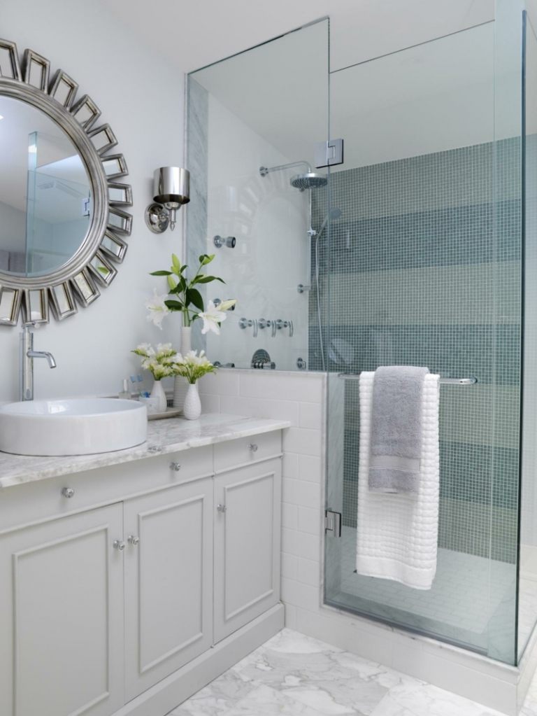 små badrum klassisk inredning dusch ränder mosaik blågrå