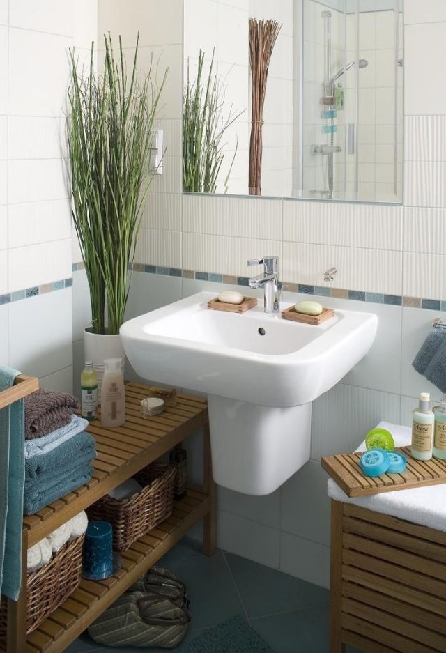 små-badrum-idéer-ljusblå-grädde-vita-väggplattor-trämöbler-hyllor