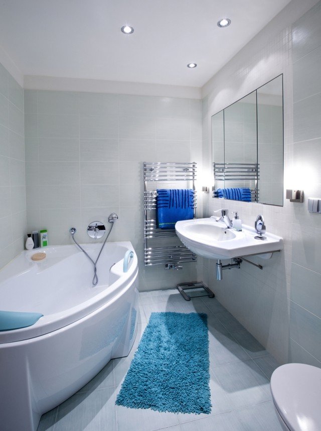 litet-badrum-inredning-färger-kakel-ljus-blå-blå-matta-hörn badkar