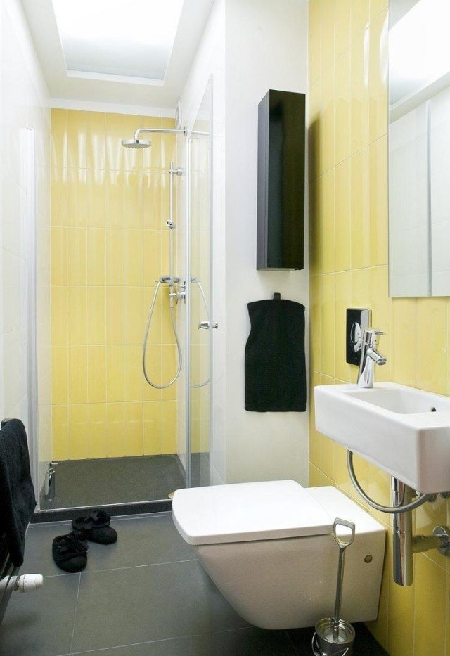 litet-badrum-design-glas-dusch-färger-idéer-gula-kakel-svart-accenter