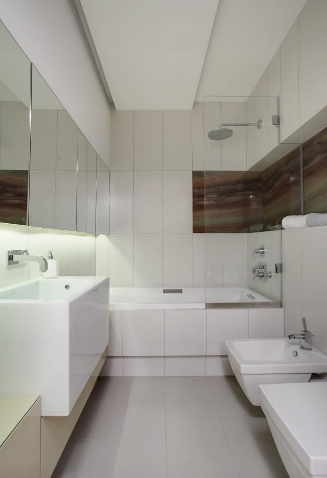 små-badrum-inredning-vit-badkar-dusch-glas vägg-spegel skåp-led-remsor