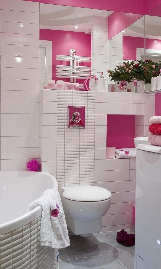 litet badrum-badkar-vita-kakel-rosa-vägg-färg-spegel-optisk-förstoring