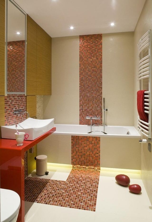 litet badrum-badkar-kakel-färg-mosaik-orange-grädde-indirekt-belysning-led