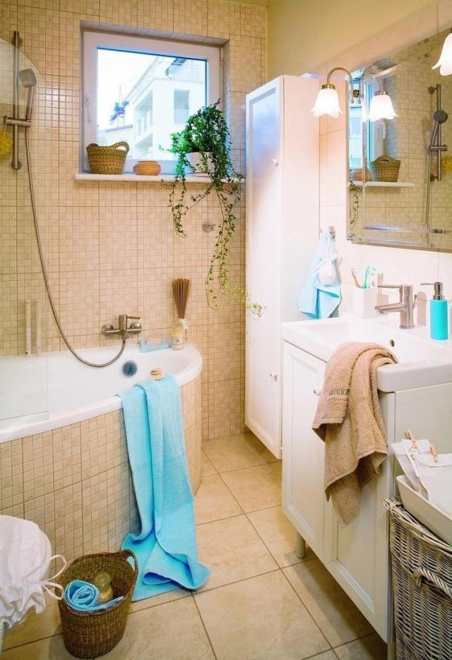 små badrum-tips-hörn-badkar-beige-mosaik-kakel-skåp