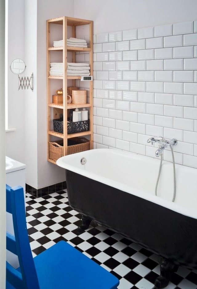 litet-badrum-idéer-retro-design-trä-vägg-hylla-badkar