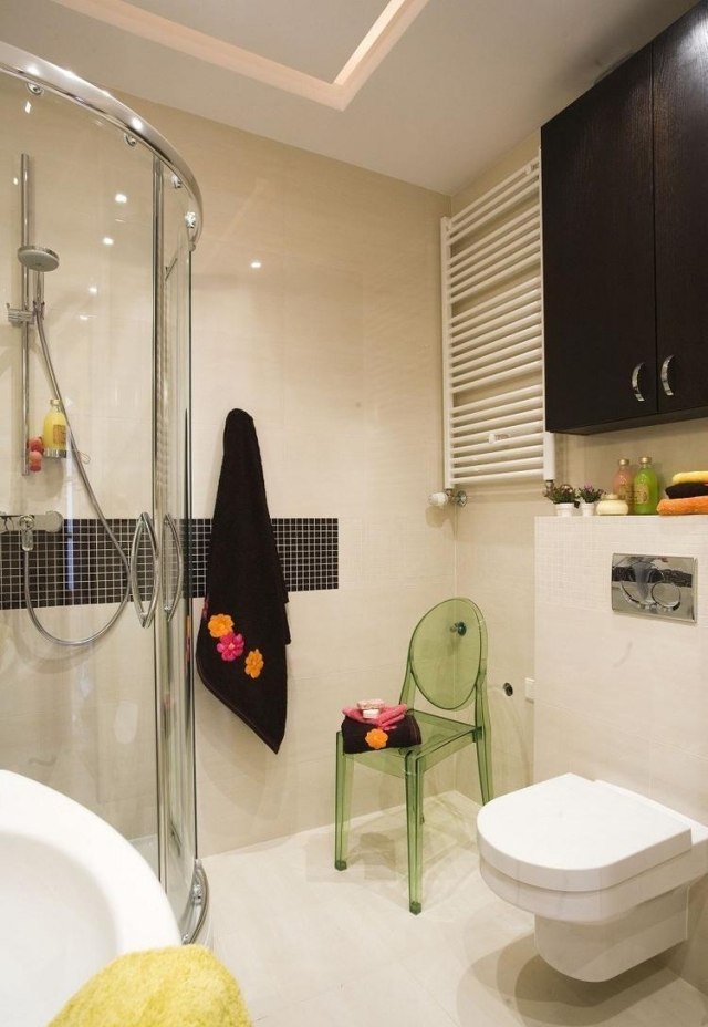 små badrumsidéer-duschkabin i glas-svart-accenter-krämfärgade-kakel