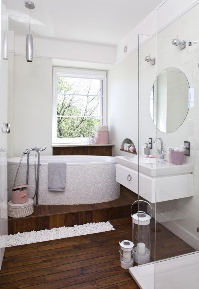 litet-badrum-inredning-idéer-vit-rosa-accenter-trägolv-glas dusch-badkar