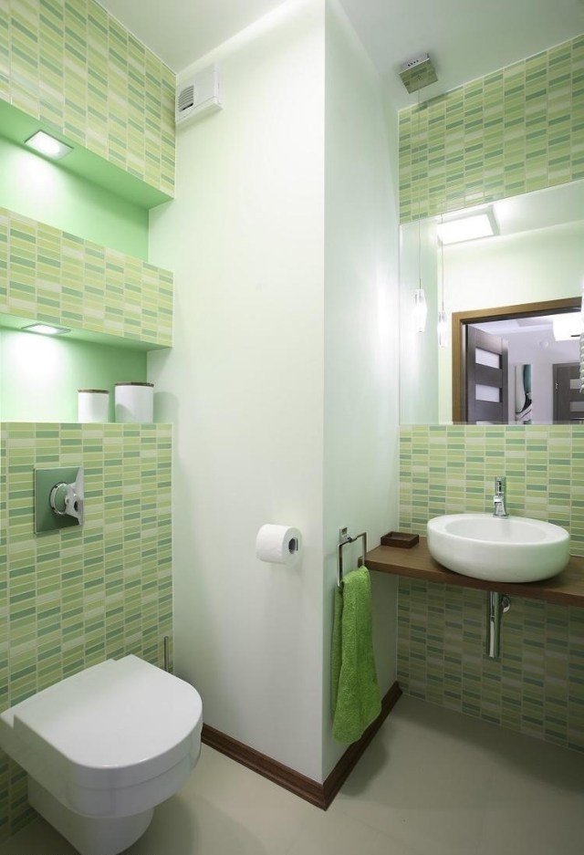 små-badrum-idéer-kakel-färger-ljus grön-vägg nischer-hyllor-inbyggda lampor
