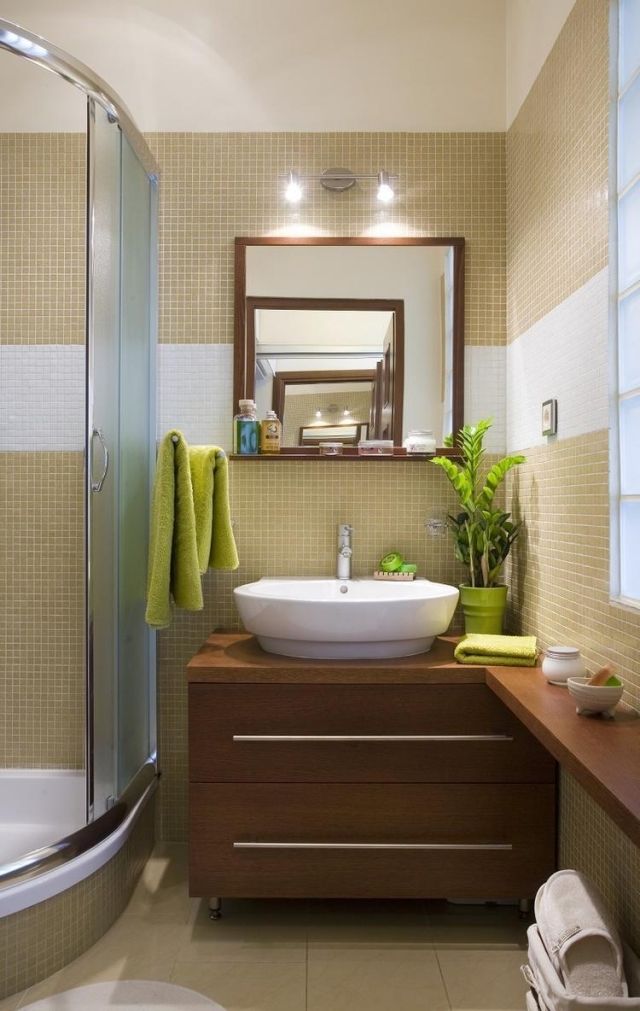 litet-badrum-idéer-hörn-dusch-skåp-beige-mosaik-kakel-trä fåfänga
