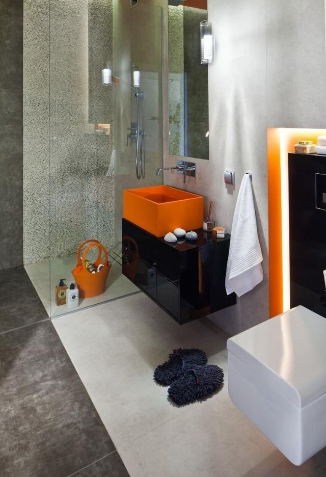 små badrumsidéer dusch-grå-kakel-matt-orange-svart-accenter