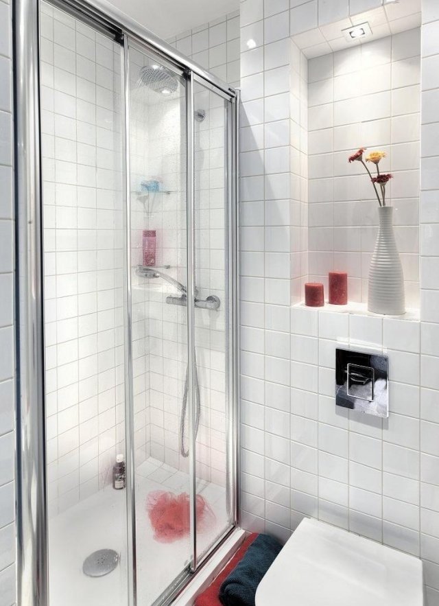 små-badrum-idéer-dusch-glas-skjutdörrar-gå-i-vita-kakel