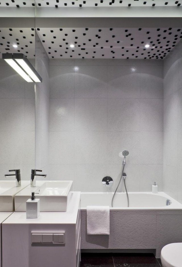små badrumsidéer badkar-dusch-vit-kakel-spegelvägg