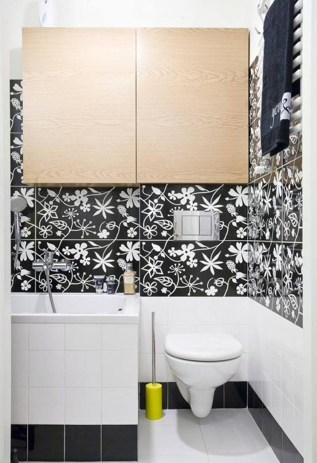små-badrum-färg-idéer-svart-vita-dekorativa-kakel-blomma-mönster-trä-skåp