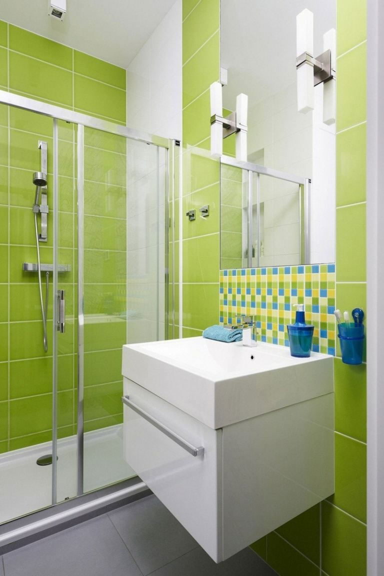 små badrumsplattor lime grönt vitt skåp dusch blå accenter