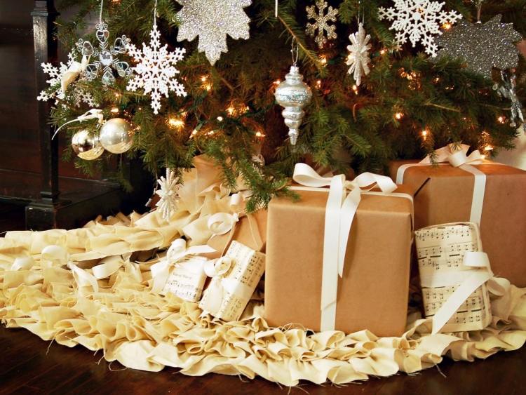 julgransdekorationer-snöflingor-vitt-silver-guld-gåvor-packat-anteckningsblock