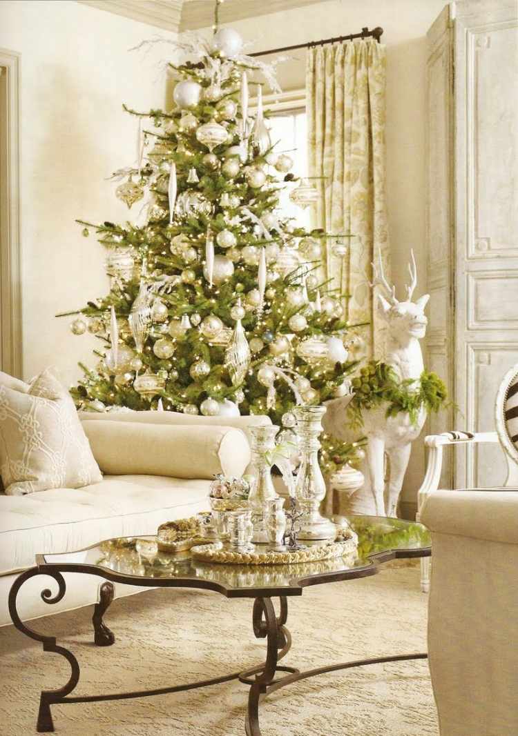 julgran-dekorationer-gran-ädel-silver-guld-kristall-rådjur-vardagsrum-beige
