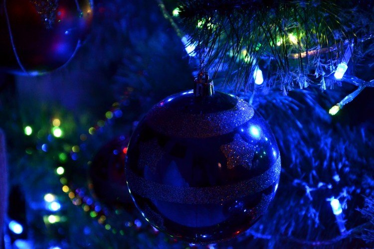 julgran-dekorationer-snubblar-glittrande-ljus-blå-vackra