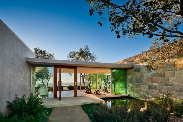 Avgränsning interiör-yttre utrymmen modern villa vatten trädgård glasinsats