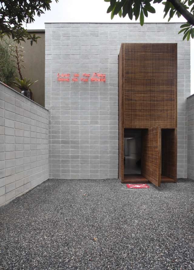 Husets ingång svängdörr-svängdörr trä-asiatisk stil-innergård stenbeläggning