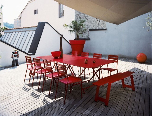 utemöbler röda designidéer hopfällbara bord stolar metallben