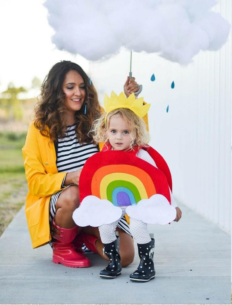 idéer-mamma-baby-karneval-kostymer-regnbåge-regnstövlar-moln