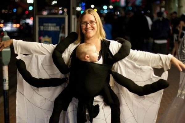 mor baby karneval kostym spindel bärväska svarta ben mamma nät