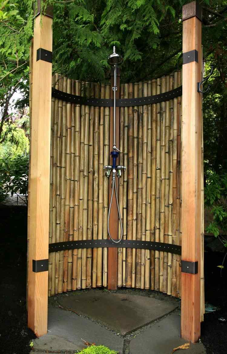 Gör en trädgårdsdusch sekretess skärm av bambu matta själv