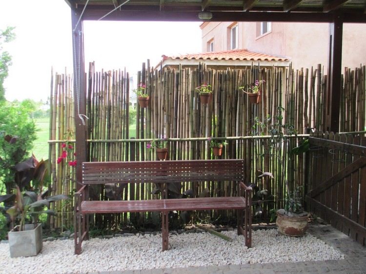 Sekretess skärm-trädgård-staket-bambu stolpar-lera ärt-bänk