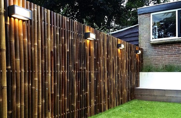 Integritetsskydd i trädgårdsstaketet-bambustänger-mörkfärgade vägglampor