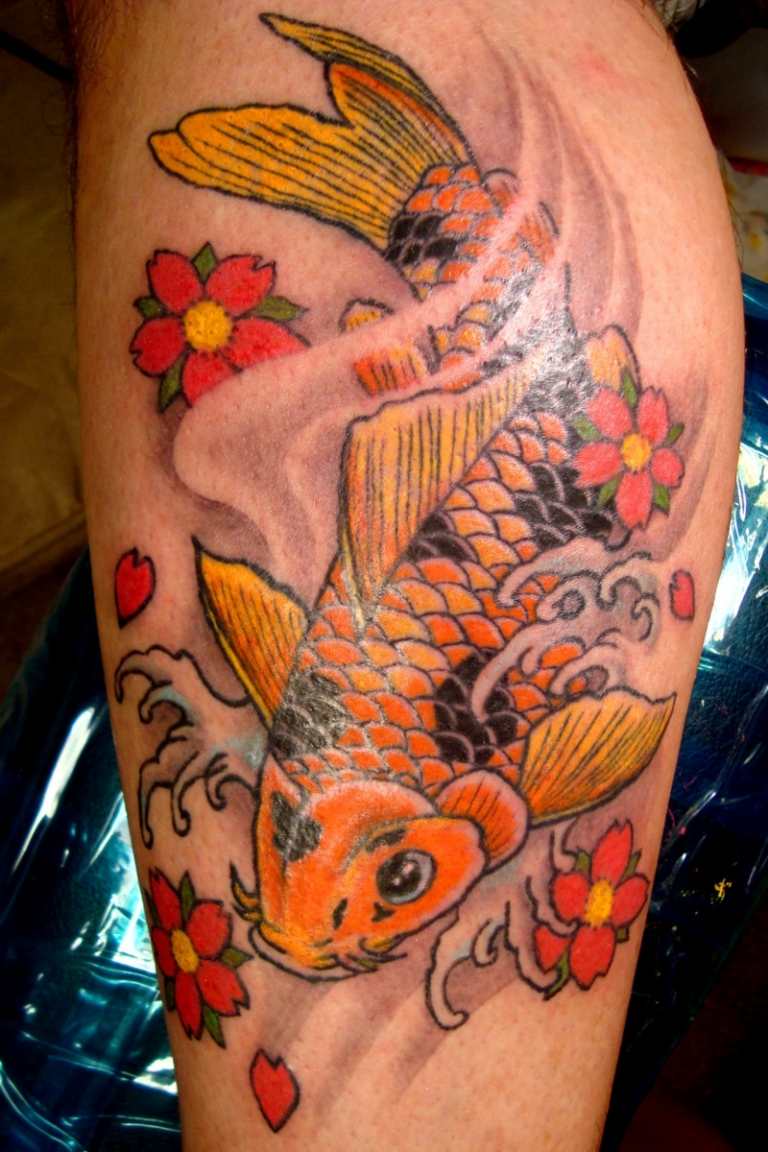 koi tatuering underben kalv gula blommor orange